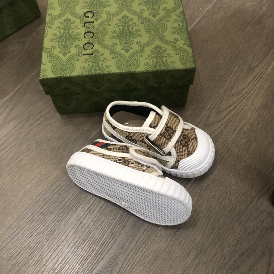 Children's shoes child